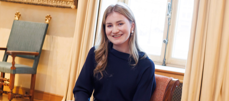 Princess Elisabeth of Belgium practices being Queen amidst political challenges.