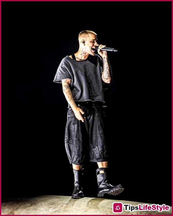 images 2 of Justin Bieber's GRENADE-themed outfit at Coachella 2026 makes Vietnamese fans proud.