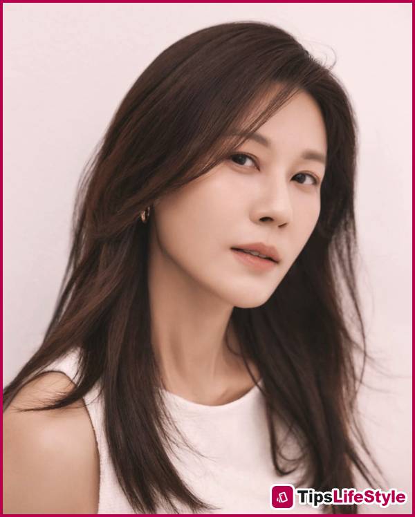 images 3 of 4 layered hairstyles that help women over 40 look younger and more elegant.
