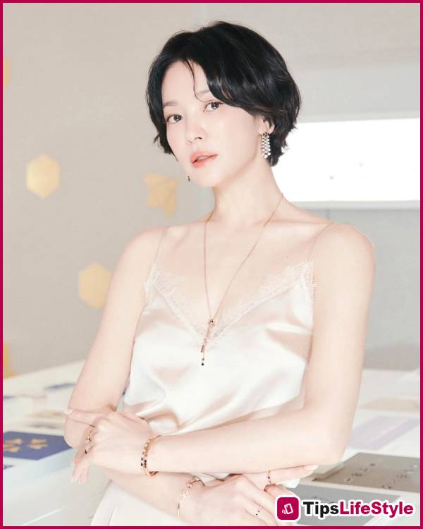 images 4 of 4 layered hairstyles that help women over 40 look younger and more elegant.