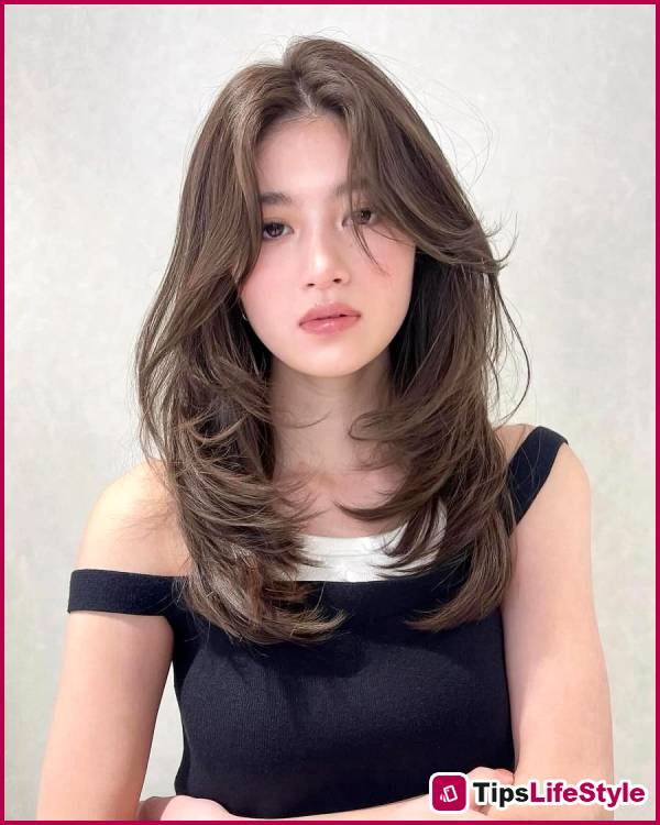 images 2 of 5 layered hairstyles that will be trending in summer 2026: Easy to apply, making your face look slimmer and brighter.