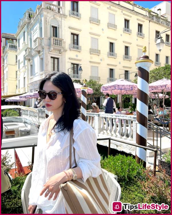 images 1 of Learn how to create a minimalist yet captivating travel outfit like Song Hye Kyo.