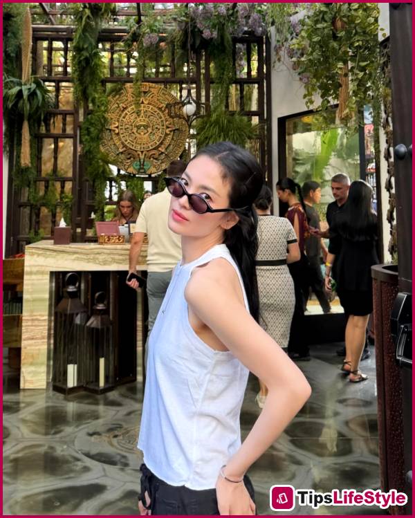 images 2 of Learn how to create a minimalist yet captivating travel outfit like Song Hye Kyo.