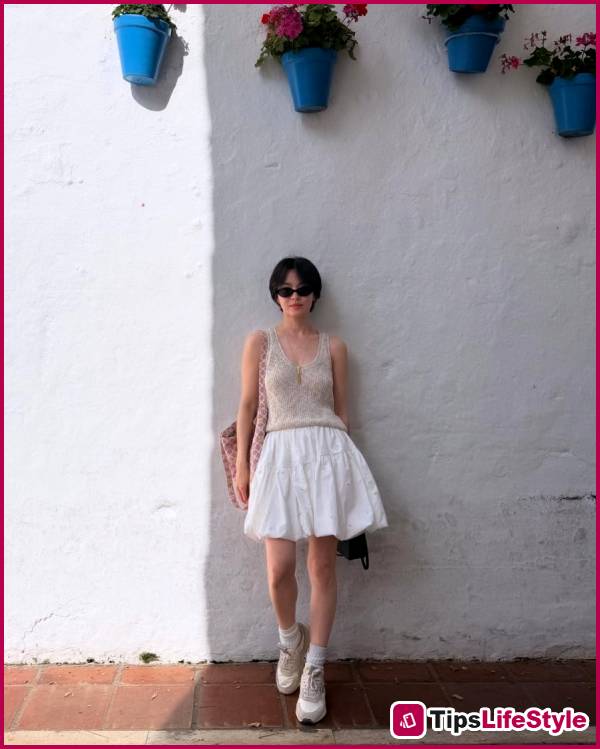 images 3 of Learn how to create a minimalist yet captivating travel outfit like Song Hye Kyo.