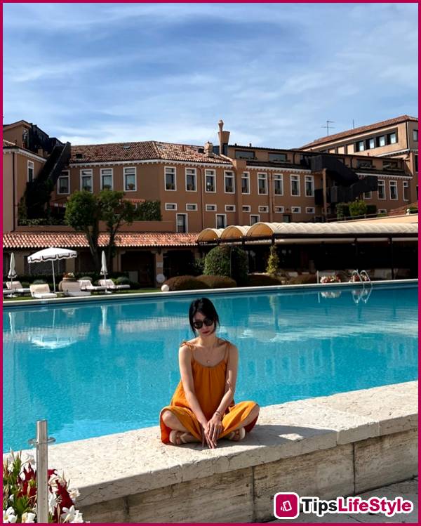 images 4 of Learn how to create a minimalist yet captivating travel outfit like Song Hye Kyo.