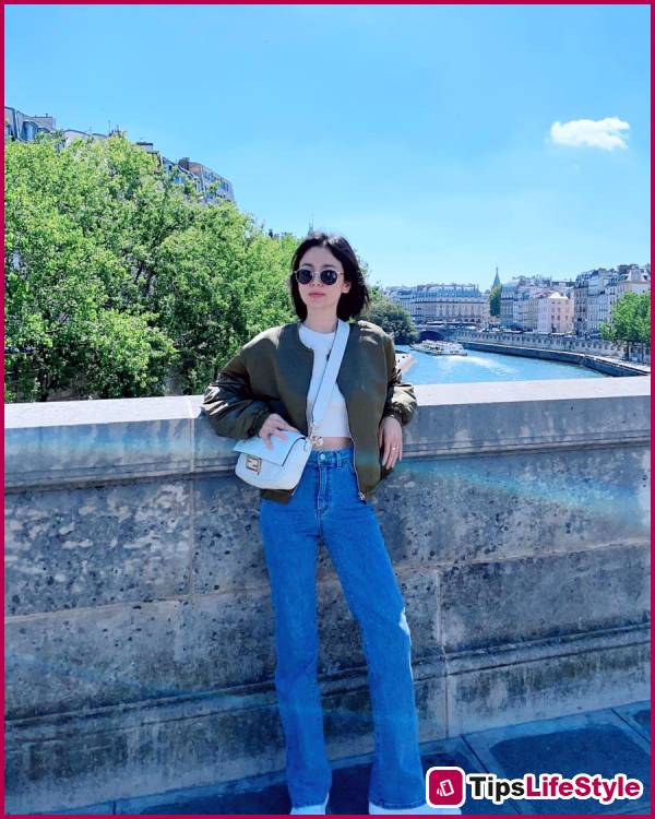 images 5 of Learn how to create a minimalist yet captivating travel outfit like Song Hye Kyo.