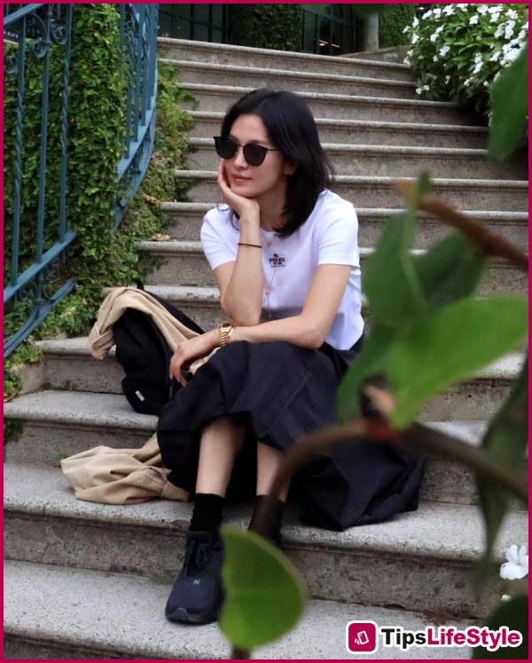 images 6 of Learn how to create a minimalist yet captivating travel outfit like Song Hye Kyo.