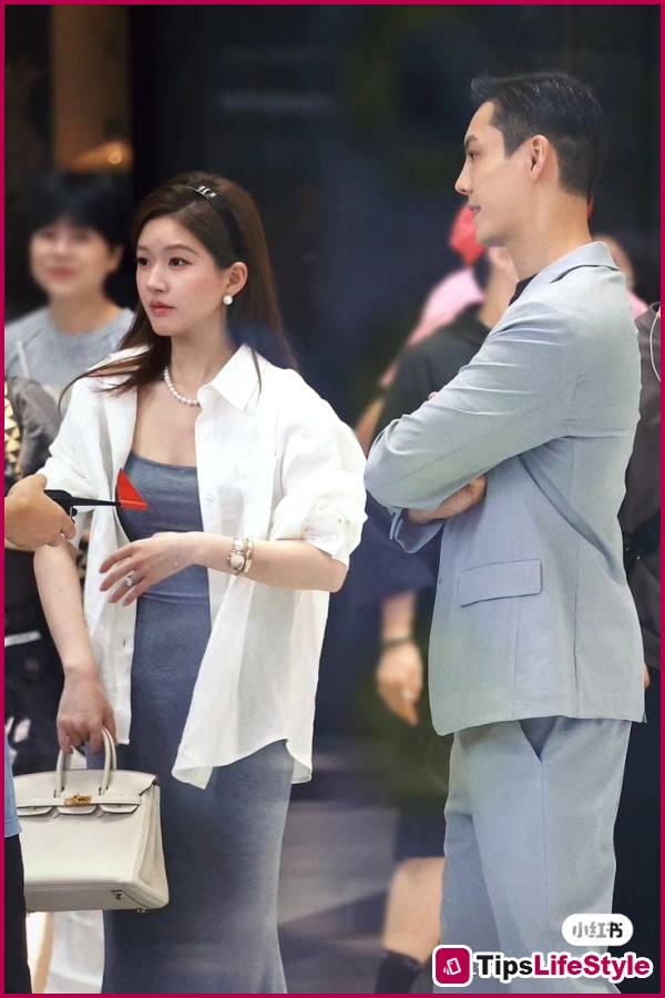images 4 of Learn how to wear a shirt like Zhao Lusi: simple yet striking and attractive.
