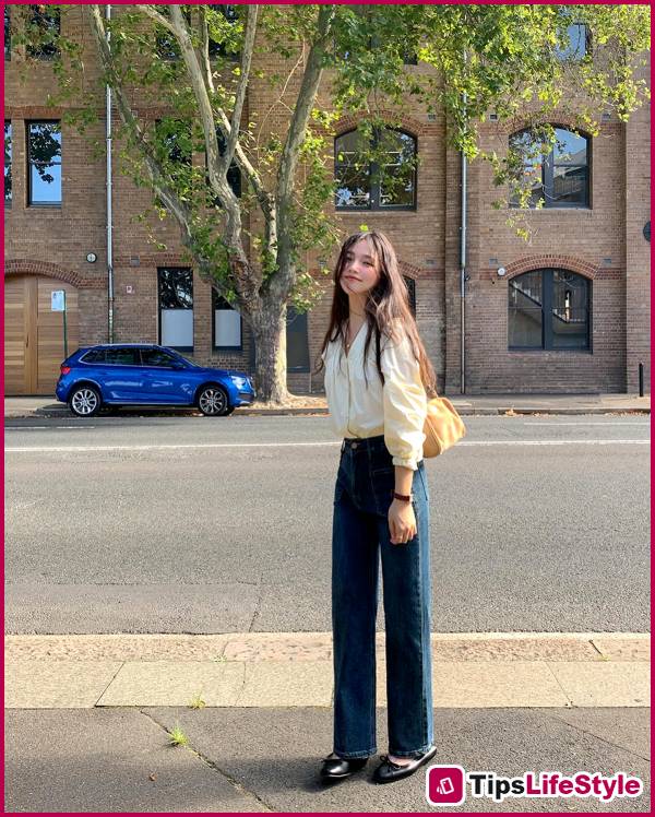 images 1 of 3 types of jeans for petite women that make legs look longer even with high heels or even without legs.