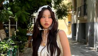 Coachella girl causes a sensation with her gorgeous outfit and stunning makeup that's impossible to ignore.
