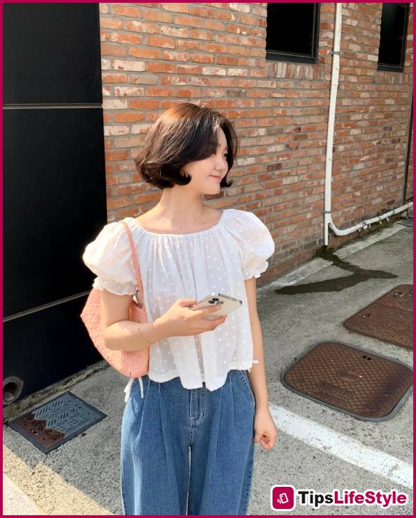 images 2 of 4 minimalist summer outfit formulas to keep you looking elegant and comfortable.