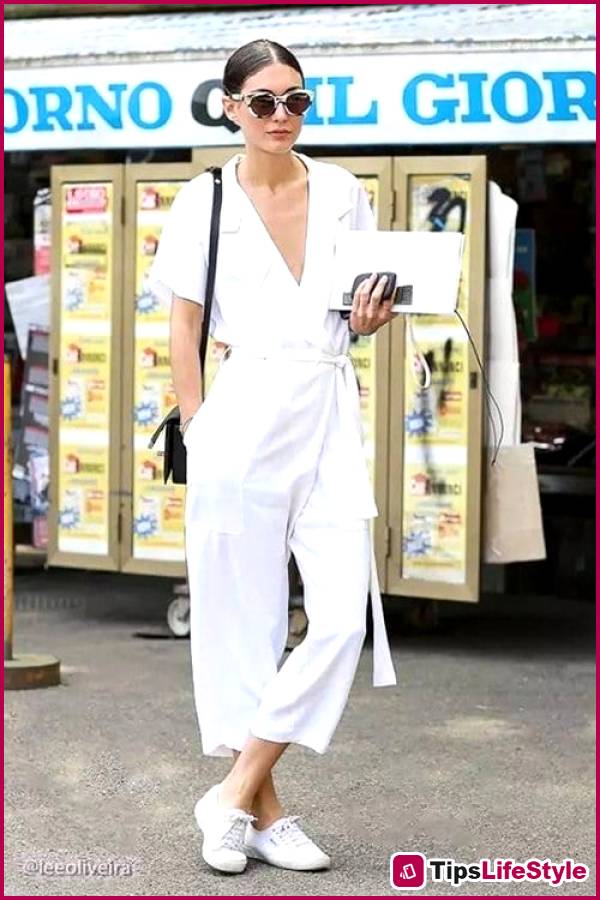 images 2 of Why do minimalist white outfits always look so 'expensive'?