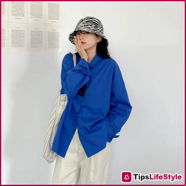 images 9 of No need to try too hard: Just a light blue shirt and wide-leg pants are enough to create your own unique style.