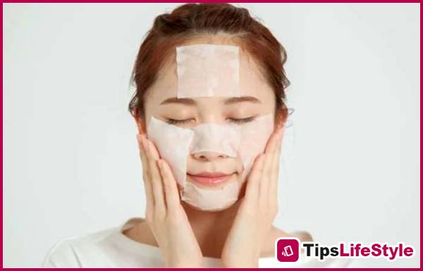 images 1 of No need to spend a fortune: a 3-minute daily lotion application routine helps your skin recover and become noticeably healthier.