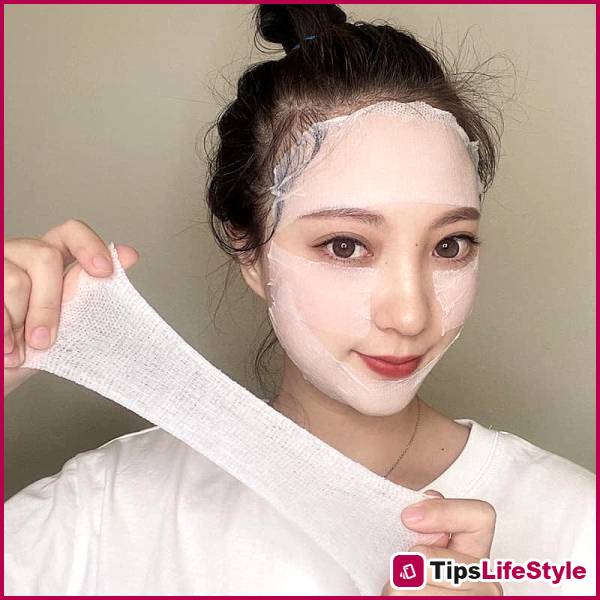 images 2 of No need to spend a fortune: a 3-minute daily lotion application routine helps your skin recover and become noticeably healthier.