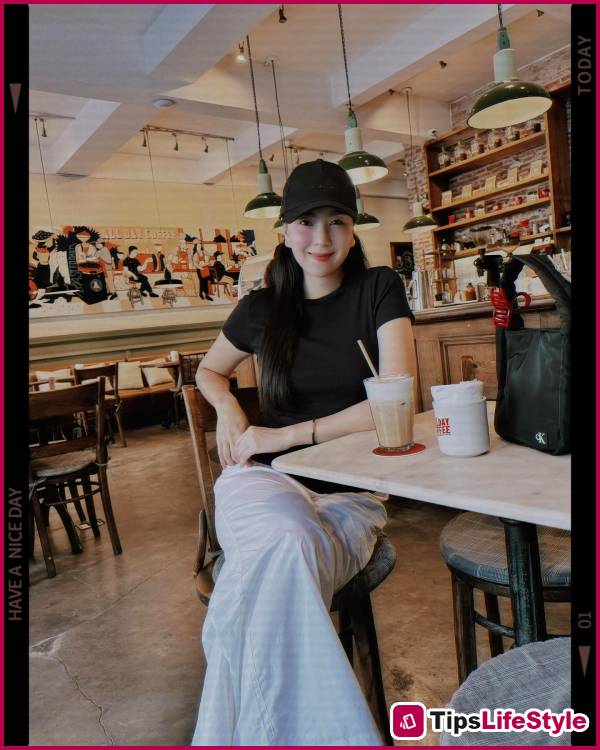 images 3 of Mai Ngoc is truly a master at wearing black and white outfits, skillfully mixing and matching each one.