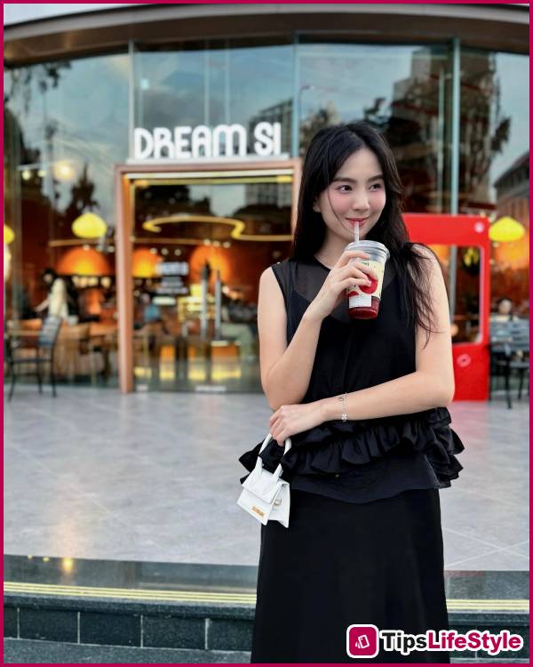 images 5 of Mai Ngoc is truly a master at wearing black and white outfits, skillfully mixing and matching each one.