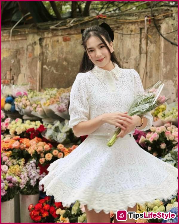 images 6 of Mai Ngoc is truly a master at wearing black and white outfits, skillfully mixing and matching each one.
