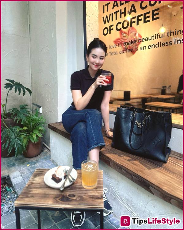 images 7 of Mai Ngoc is truly a master at wearing black and white outfits, skillfully mixing and matching each one.