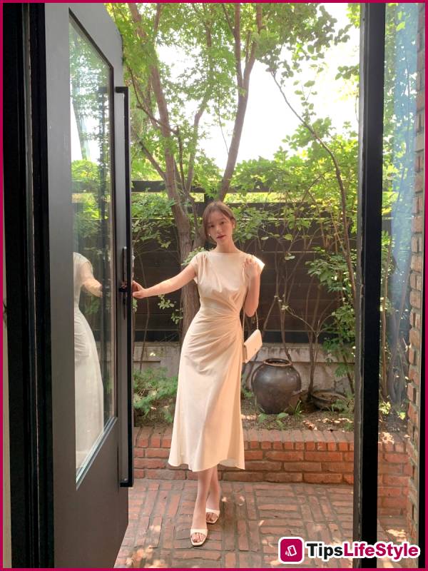 images 5 of 5 outfit ideas for a cool and elegant summer office look.