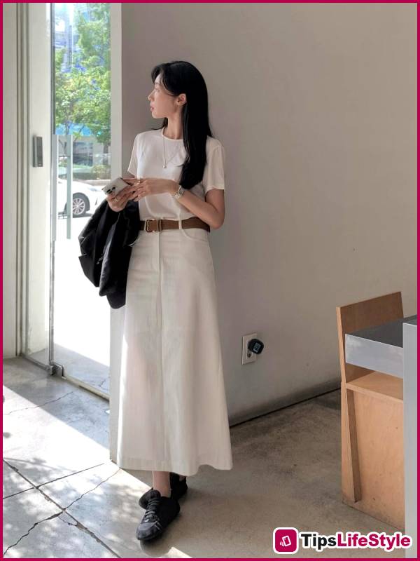 images 2 of 3 outfit ideas for the office in summer 2026: neat, elegant, and still cool.