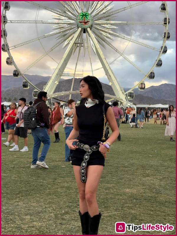 images 4 of A photo of a pretty girl in simple clothes posing on the grass received over 50,000 likes; her profile is even more amazing.