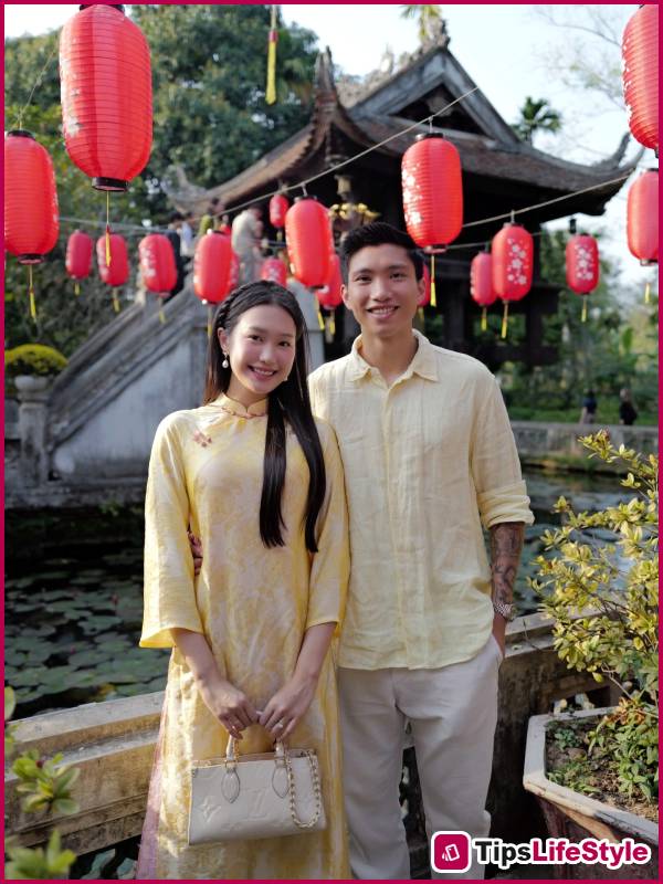 images 1 of Without saying many sweet words, Doan Van Hau shows his affection for his wife in this way: Just look at their outfits and you'll understand!