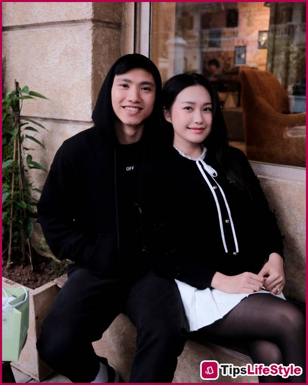 images 10 of Without saying many sweet words, Doan Van Hau shows his affection for his wife in this way: Just look at their outfits and you'll understand!