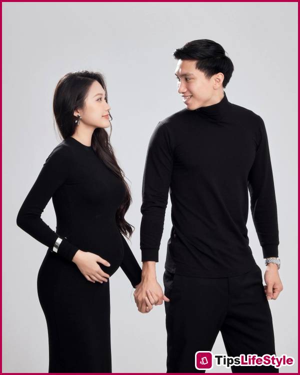 images 11 of Without saying many sweet words, Doan Van Hau shows his affection for his wife in this way: Just look at their outfits and you'll understand!