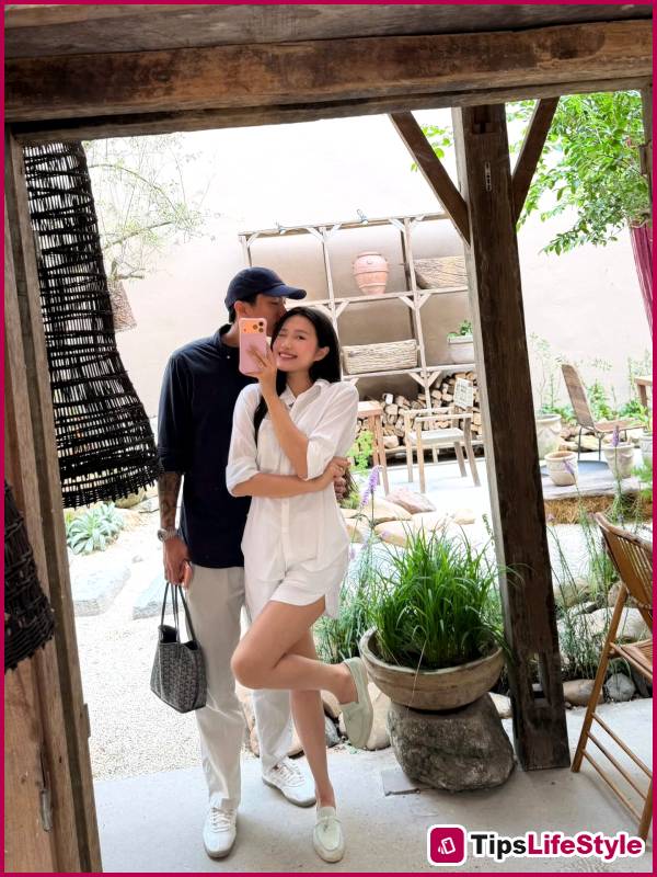 images 2 of Without saying many sweet words, Doan Van Hau shows his affection for his wife in this way: Just look at their outfits and you'll understand!