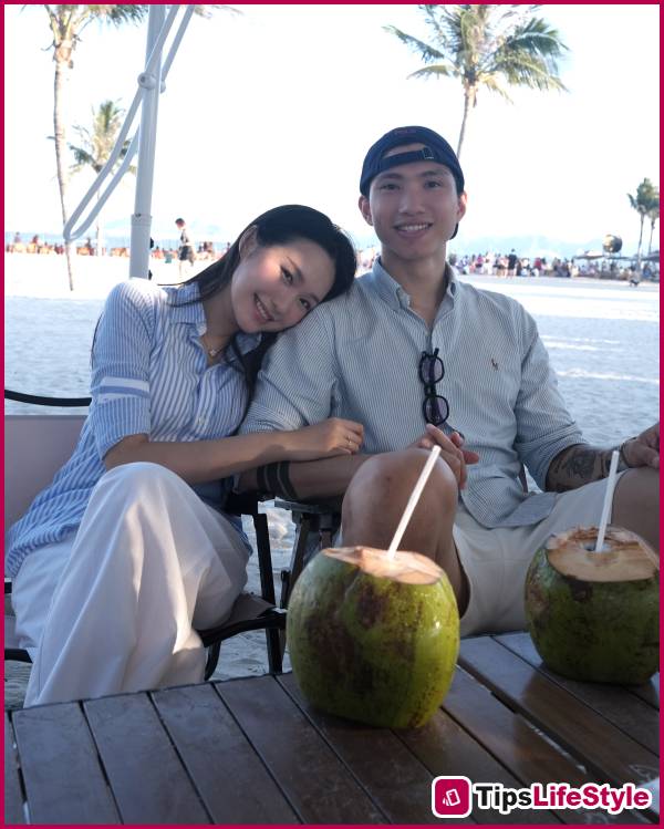 images 3 of Without saying many sweet words, Doan Van Hau shows his affection for his wife in this way: Just look at their outfits and you'll understand!