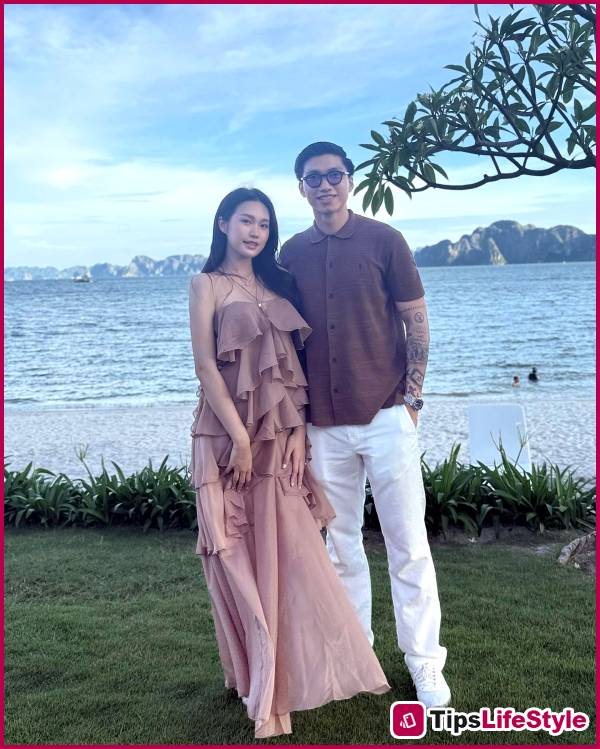 images 4 of Without saying many sweet words, Doan Van Hau shows his affection for his wife in this way: Just look at their outfits and you'll understand!