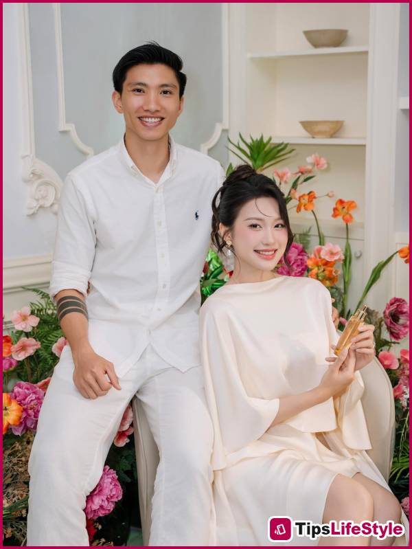 images 7 of Without saying many sweet words, Doan Van Hau shows his affection for his wife in this way: Just look at their outfits and you'll understand!