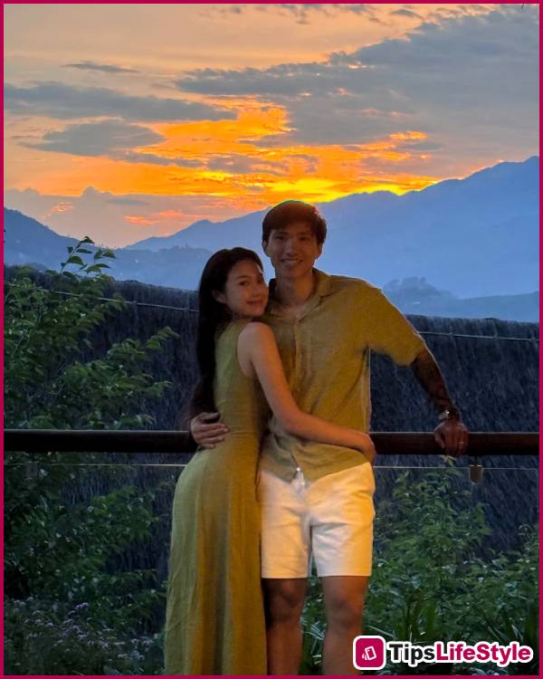 images 8 of Without saying many sweet words, Doan Van Hau shows his affection for his wife in this way: Just look at their outfits and you'll understand!
