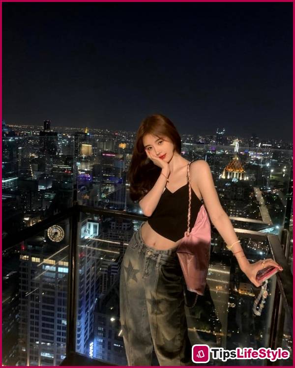 images 2 of The secret to styling outfits that helps Ju Jingyi 'cheat' her height despite being only 1.59m tall.