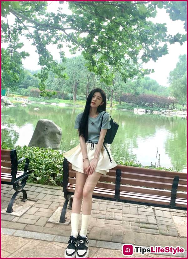 images 3 of The secret to styling outfits that helps Ju Jingyi 'cheat' her height despite being only 1.59m tall.