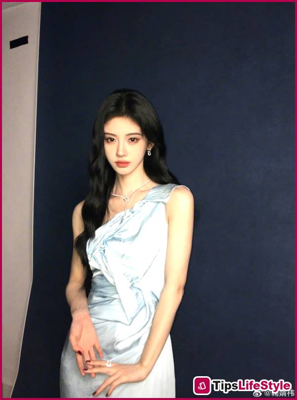 images 4 of The secret to styling outfits that helps Ju Jingyi 'cheat' her height despite being only 1.59m tall.