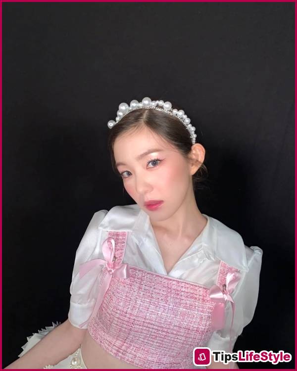 images 1 of The secret to wearing pink elegantly like Irene.