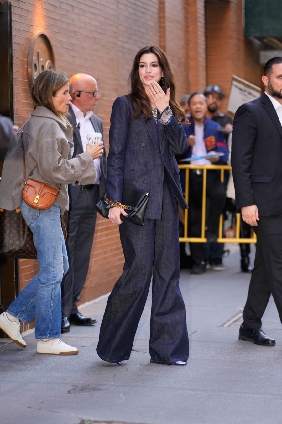 images 1 of The secret to wearing trousers elegantly without being boring, like Anne Hathaway at age 44.