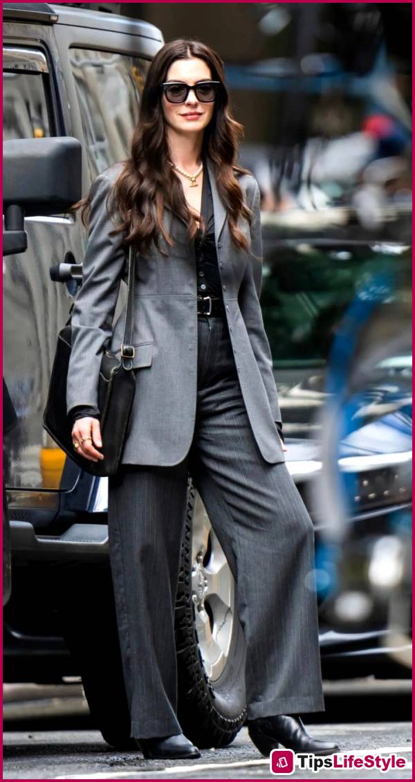images 4 of The secret to wearing trousers elegantly without being boring, like Anne Hathaway at age 44.