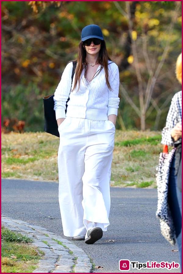 images 6 of The secret to wearing trousers elegantly without being boring, like Anne Hathaway at age 44.