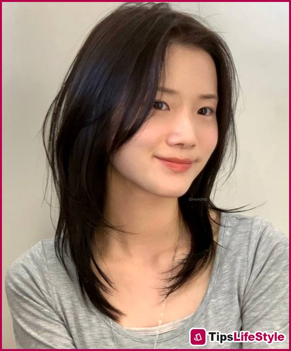 images 2 of 5 shoulder-length hairstyles that are light and airy: Ideal choices for a cool and youthful summer.