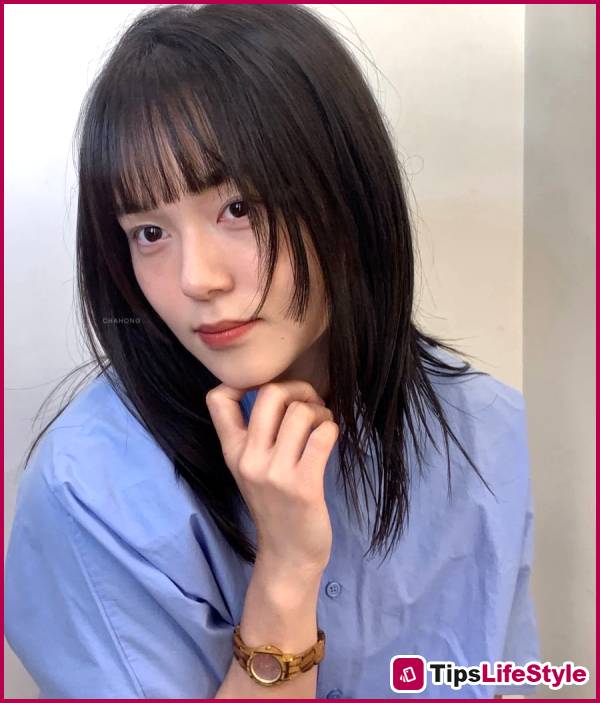 images 3 of 5 shoulder-length hairstyles that are light and airy: Ideal choices for a cool and youthful summer.