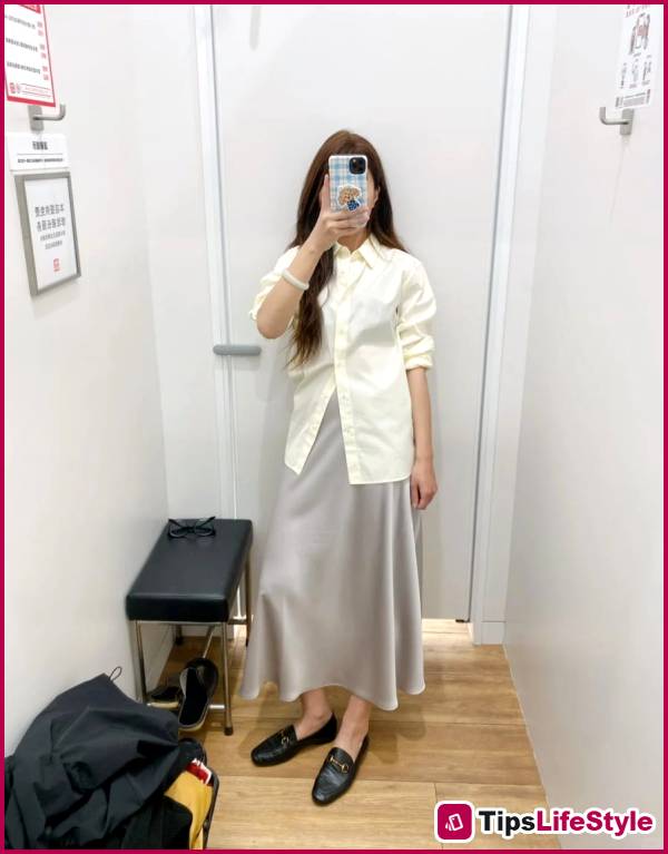 images 3 of How to style a silk skirt to help office ladies score points for elegance while still looking youthful.