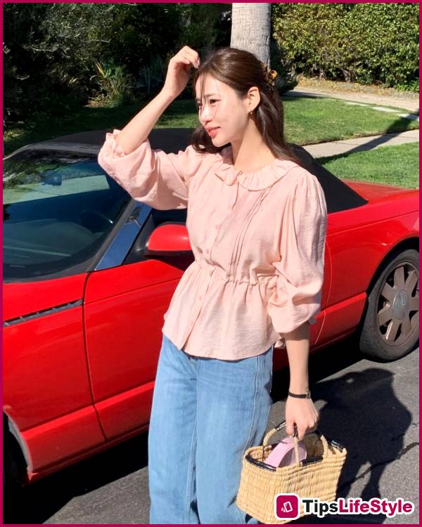 images 3 of 5 ways to style jeans in a minimalist style: simple yet striking.