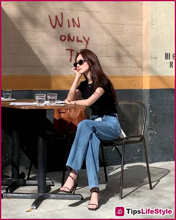 images 5 of 5 ways to style jeans in a minimalist style: simple yet striking.