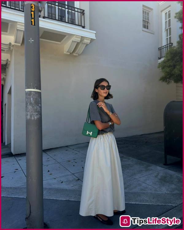 images 1 of 5 ways to style a T-shirt in the French style: minimalist yet elegant.