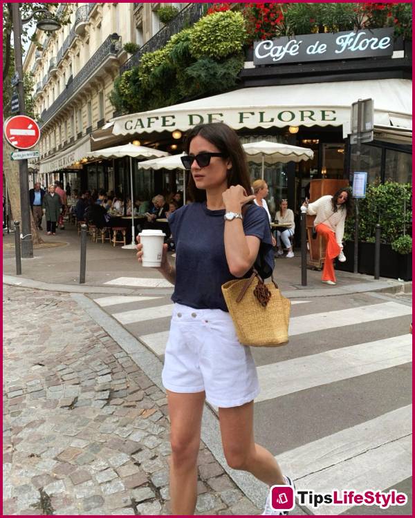 images 5 of 5 ways to style a T-shirt in the French style: minimalist yet elegant.