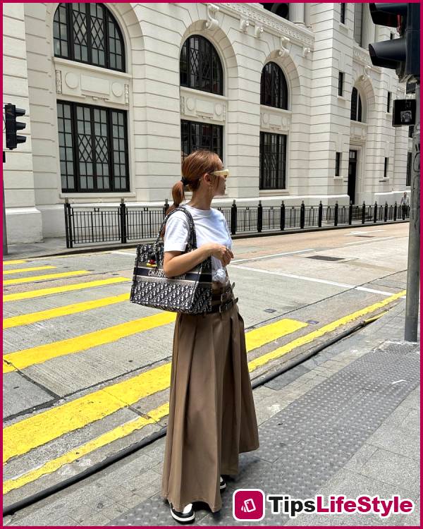 images 4 of 5 summer outfit formulas to help women over 40 maintain a youthful and elegant look.