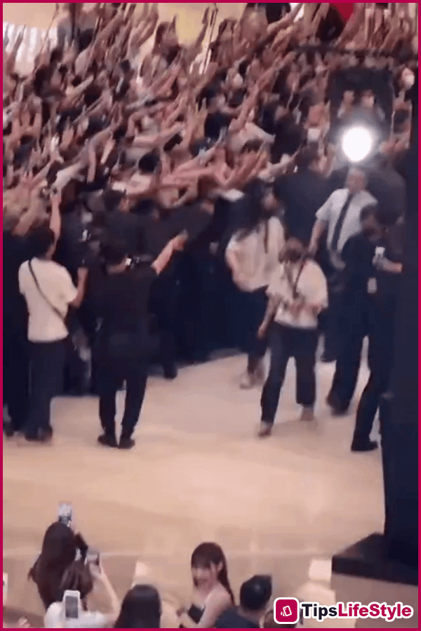 images 3 of A terrifying scene unfolded as a sea of ​​people crammed into the five floors of the shopping mall, everything becoming chaotic due to Zhang Ling Hach's appearance.
